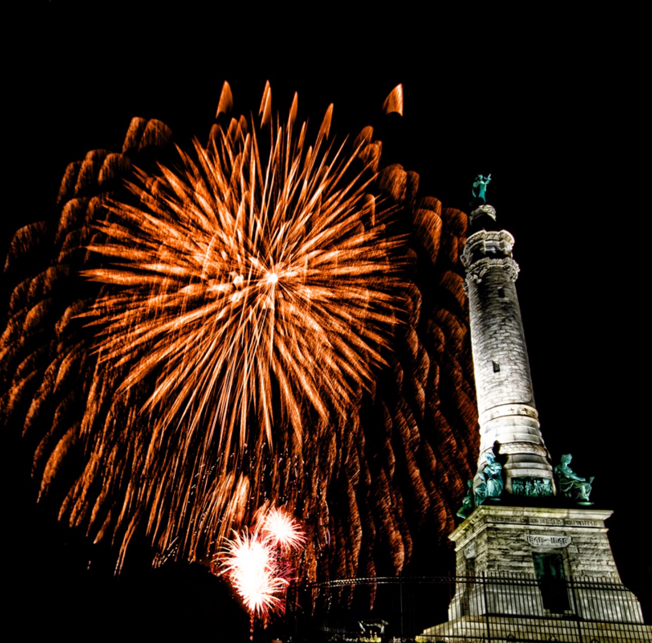 Fireworks_night_East_Rock_monument